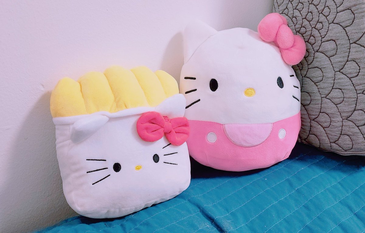 Miichel701's tweet image. #hellkitty #squishmallows #squishmallow #plush #plushies #bag #uno #keychains #keychain #kidcore #kidwave #imjustagirl #kawaii #kidwave #toycore #toywave #sanrio #collection #bags #pink