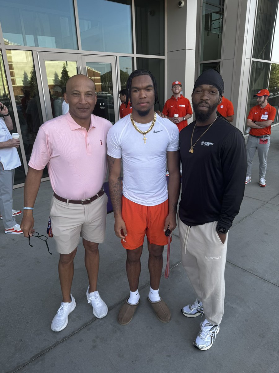 πππ§π§ππ£ππ βππ
β ππ€π€π§π π
π§ (@tjmoore305) on Twitter photo <a href="/CoachGalloway7/">Lonnie Galloway</a> Recruited my dad to play at West Virginia and now 16 years later is helping coach me at Clemson!!! Small world! <a href="/CoachGalloway7/">Lonnie Galloway</a> Recruited my dad to play at West Virginia and now 16 years later is helping coach me at Clemson!!! Small world!