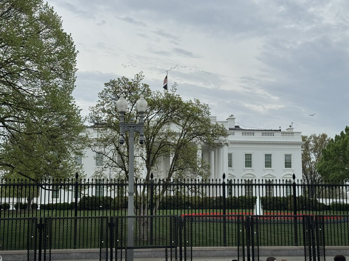 HolmesDCtrip's tweet photo. White House #bus2crew https://t.co/YHWRHVzTvW