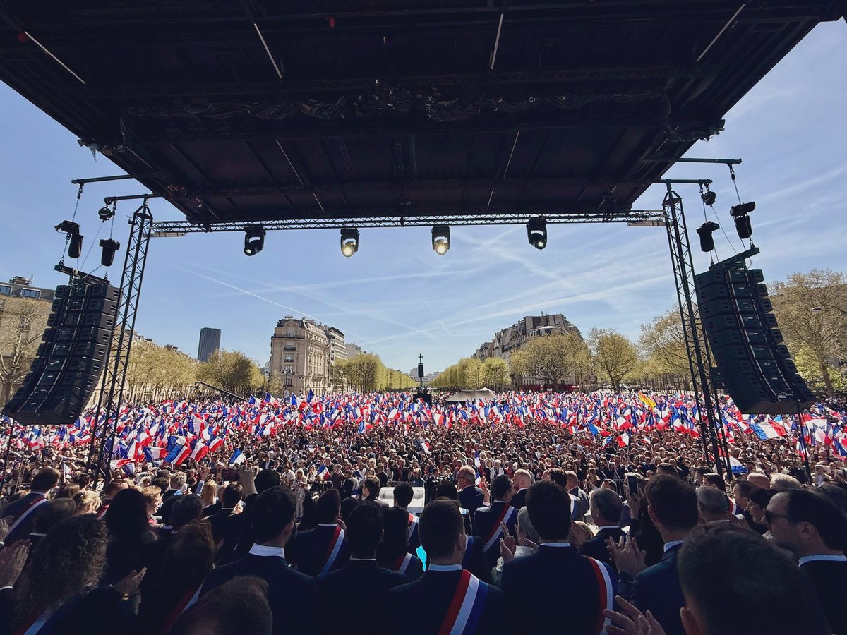 MarionMarechal's tweet photo. Marine, les Français sont avec toi ! #SauvonsLaDemocratie #JesoutiensMarine https://t.co/MGkfjczehy