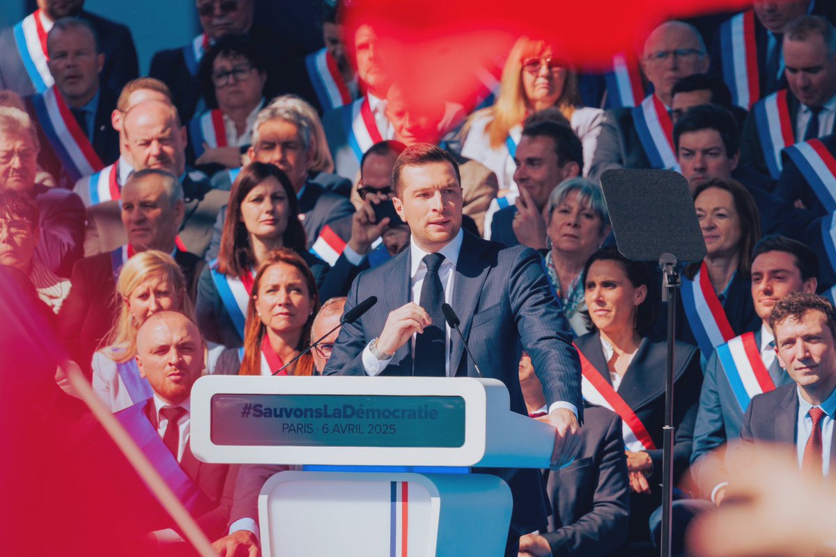 MarionMarechal's tweet photo. Marine, les Français sont avec toi ! #SauvonsLaDemocratie #JesoutiensMarine https://t.co/MGkfjczehy
