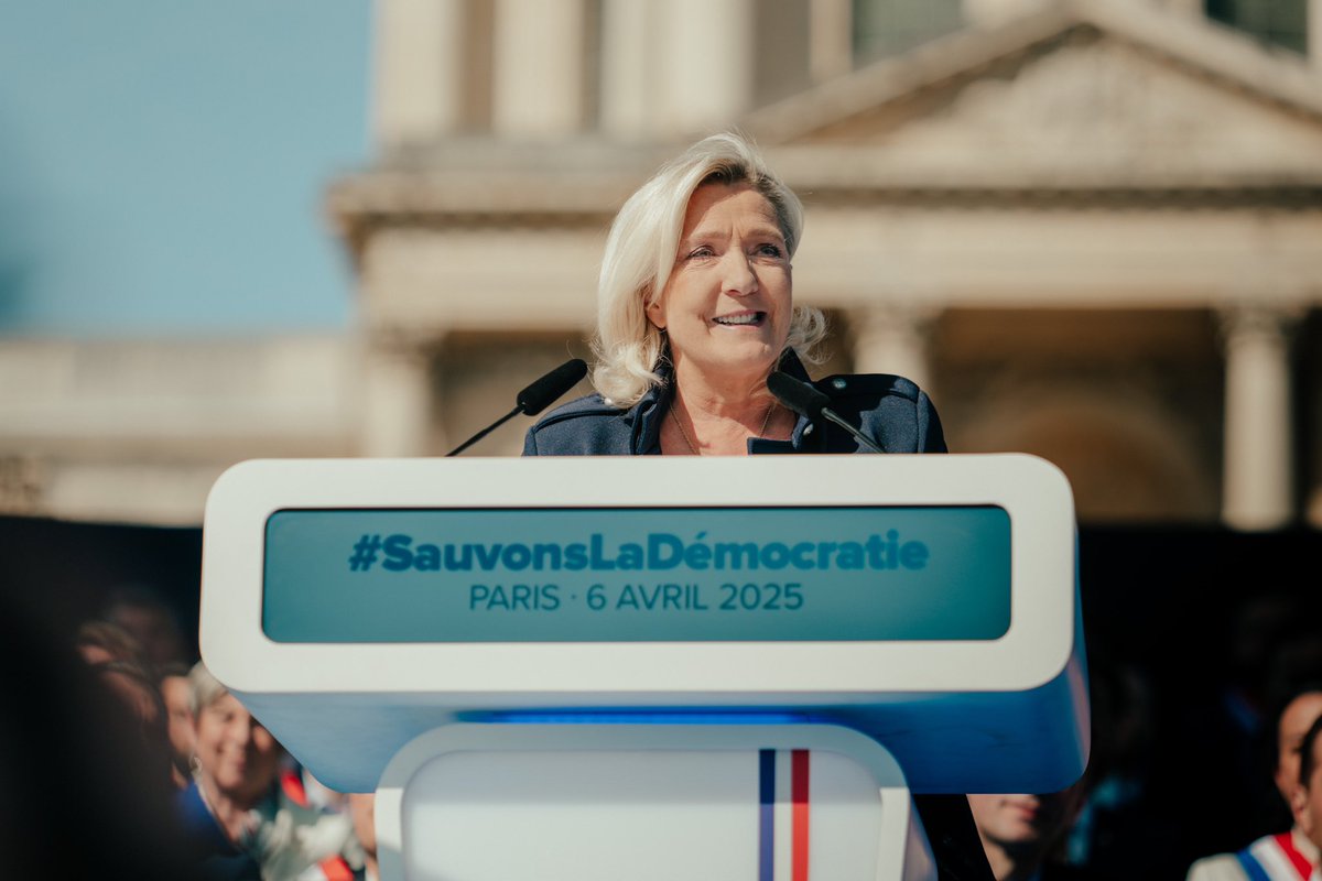 MarionMarechal's tweet photo. Marine, les Français sont avec toi ! #SauvonsLaDemocratie #JesoutiensMarine https://t.co/MGkfjczehy