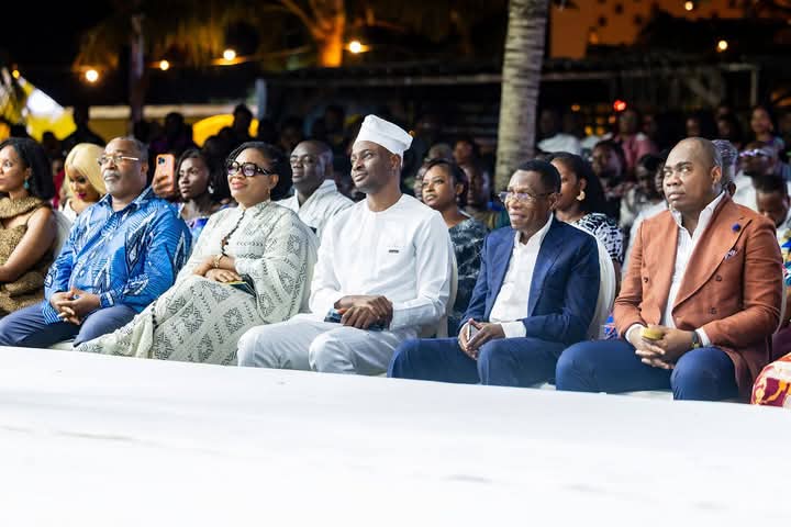 NouvelleMarche's tweet photo. Mme @SandraA_JOHNSON a pris part au défilé apothéose du Festival International de la Mode au Togo YAS #FIMO228. Un RDV incontournable qui met en lumière le génie créatif des talents togolais et africains et confirme l’importance de soutenir également la culture par la mode. https://t.co/ZAJD2Au5gC