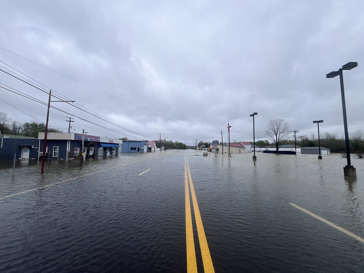 Connor Giffin (@byconnorgiffin) on Twitter photo I’m in Benton, Kentucky this morning, where 15.5 inches of rain have fallen in four days.
The Clarks River hit a record crest overnight, and has swallowed up a stretch of Main Street. I’m in Benton, Kentucky this morning, where 15.5 inches of rain have fallen in four days.
The Clarks River hit a record crest overnight, and has swallowed up a stretch of Main Street.