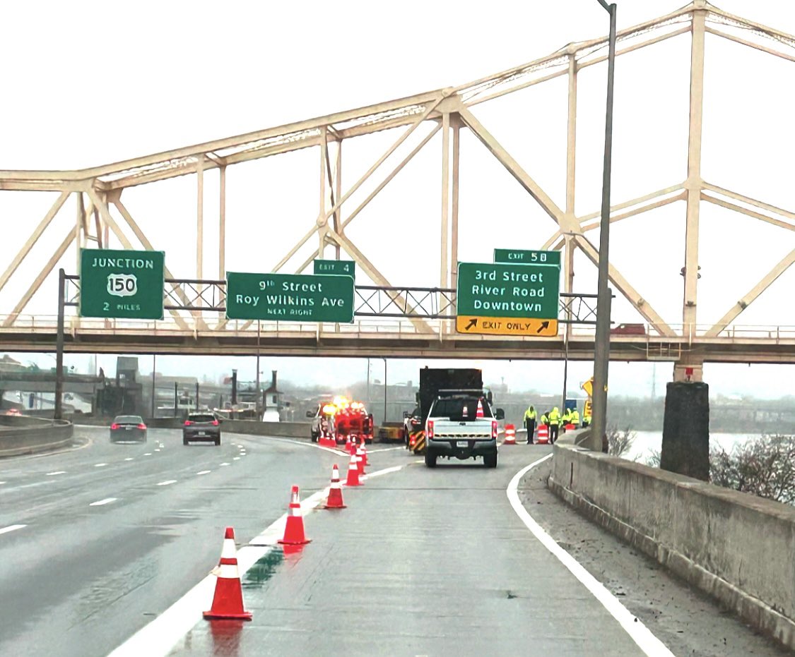 ‼️ ATTENTION ‼️ 

The 3rd Street ramp off West I-64 is closed due to flooding. If you have to commute, please plan ahead for alternate routes and allow for extra driving time. To stay up to date with Louisville Metro road closures, visit the link below. 

louisvilleky.gov/government/pub…