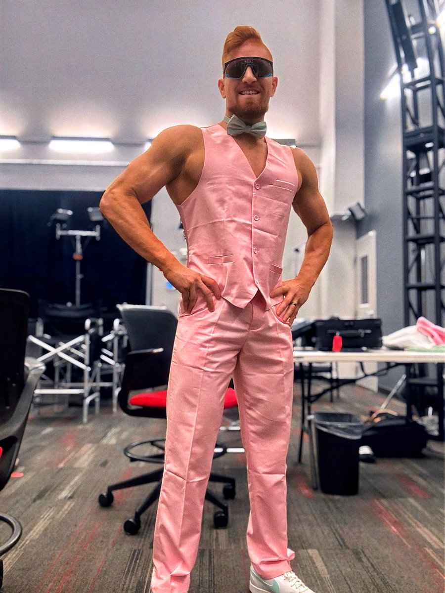 justgal_'s tweet image. Big daddy red is looking like a million BUCKS right now 💰☀️ #ItsGAL