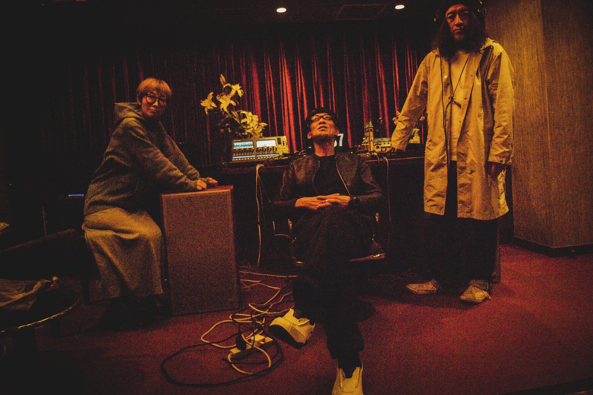 tominaritetsu's tweet photo. 赤い部屋にて。あけぼの印ニューアルバムのミックスダウンのチェックを完了。
#snapshot #redroom #mixdown #あけぼの印
#photodiary https://t.co/BNCveNcwyC