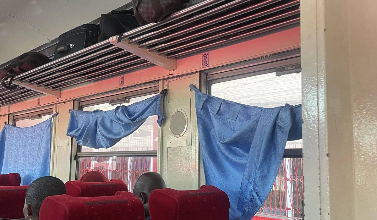 audenlembe's tweet photo. Définition de la 1ere classe du train express par @camrail ⁦@BolloreAfricaL⁩ ⁦… bientôt on va scotcher le papier aux fenêtres… allons seulement https://t.co/uOSiv4VcuK