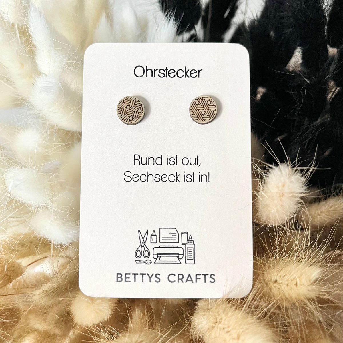 bettys_crafts's tweet photo. "Rund ist out, Sechseck ist in"
Neues Design im Shop: Geometrische Ohrstecker mit dem Trendmuster „verkettete Sechsecke“.
Klein, aus Holz, aber mit Statement. Jetzt bei Etsy: https://t.co/fc0WLi7QFE

#EtsyDeutschland #Holzschmuck #Sechsecke #TrendDesign https://t.co/VwXZJ4nsXl