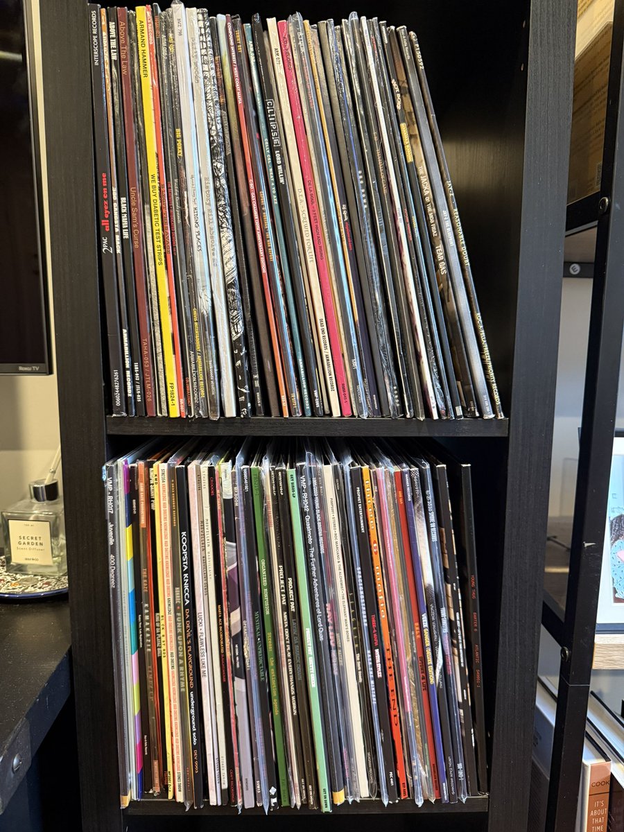 dubmaxx's tweet image. I bought my first record player last year and started buying rap records. Finally got a Kallax to put them in.
Here’s the collection so far