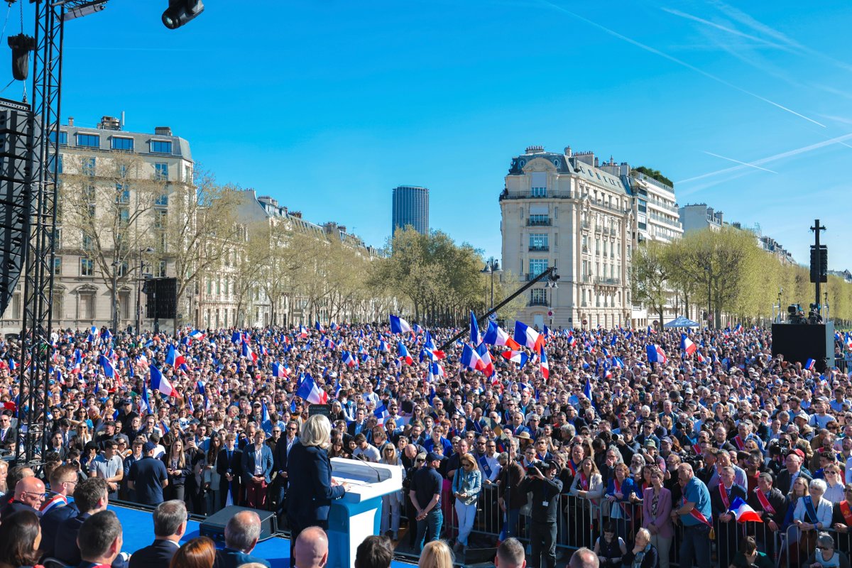 Comment vous exprimer ma gratitude pour le formidable sursaut populaire en faveur de la démocratie et du droit que vous incarnez partout en France, et dont votre présence nombreuse et fervente témoigne aujourd’hui !