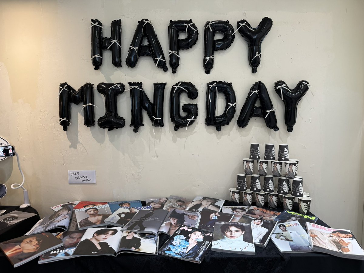 zzogguring's tweet photo. 기염뽀짝한 생카들도 너무 좋았지만
꾸��두신 카페 분위기며 특전이며 
감성 미쳐버린 여기 어쩔거야...🥹
깜장색러버의 까망천국 댕좋아따🖤

#언제나_민규_곁에_있을게 https://t.co/pww80sCFzK