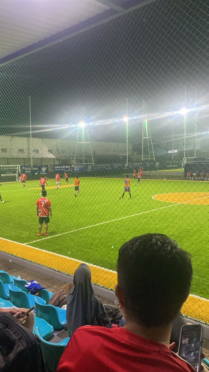 Laki-laki tidak bercerita, tapi tiba-tiba main bola ⚽️