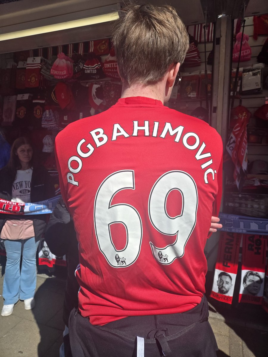 JoeOreilly's tweet image. Never been so disgusted whilst walking down Sir Matt Busby Way. 

The game is gone.