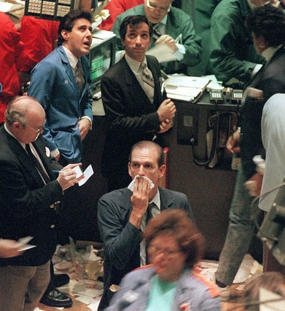 RoundtableSpace's tweet image. PHOTOS FROM BLACK MONDAY 1987
ONE OF THE WORST STOCK MARKET CRASHES IN HISTORY LOSSES WERE ESTIMATED TO BE $1.71 TRILLION
WILL WE SEE BLACK MONDAY 2.0?
