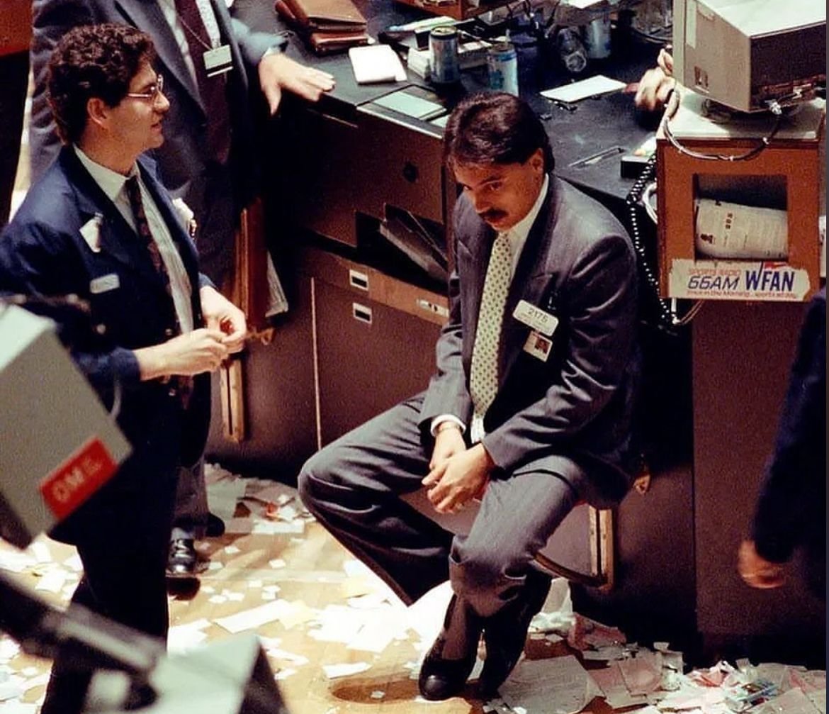RoundtableSpace's tweet image. PHOTOS FROM BLACK MONDAY 1987
ONE OF THE WORST STOCK MARKET CRASHES IN HISTORY LOSSES WERE ESTIMATED TO BE $1.71 TRILLION
WILL WE SEE BLACK MONDAY 2.0?