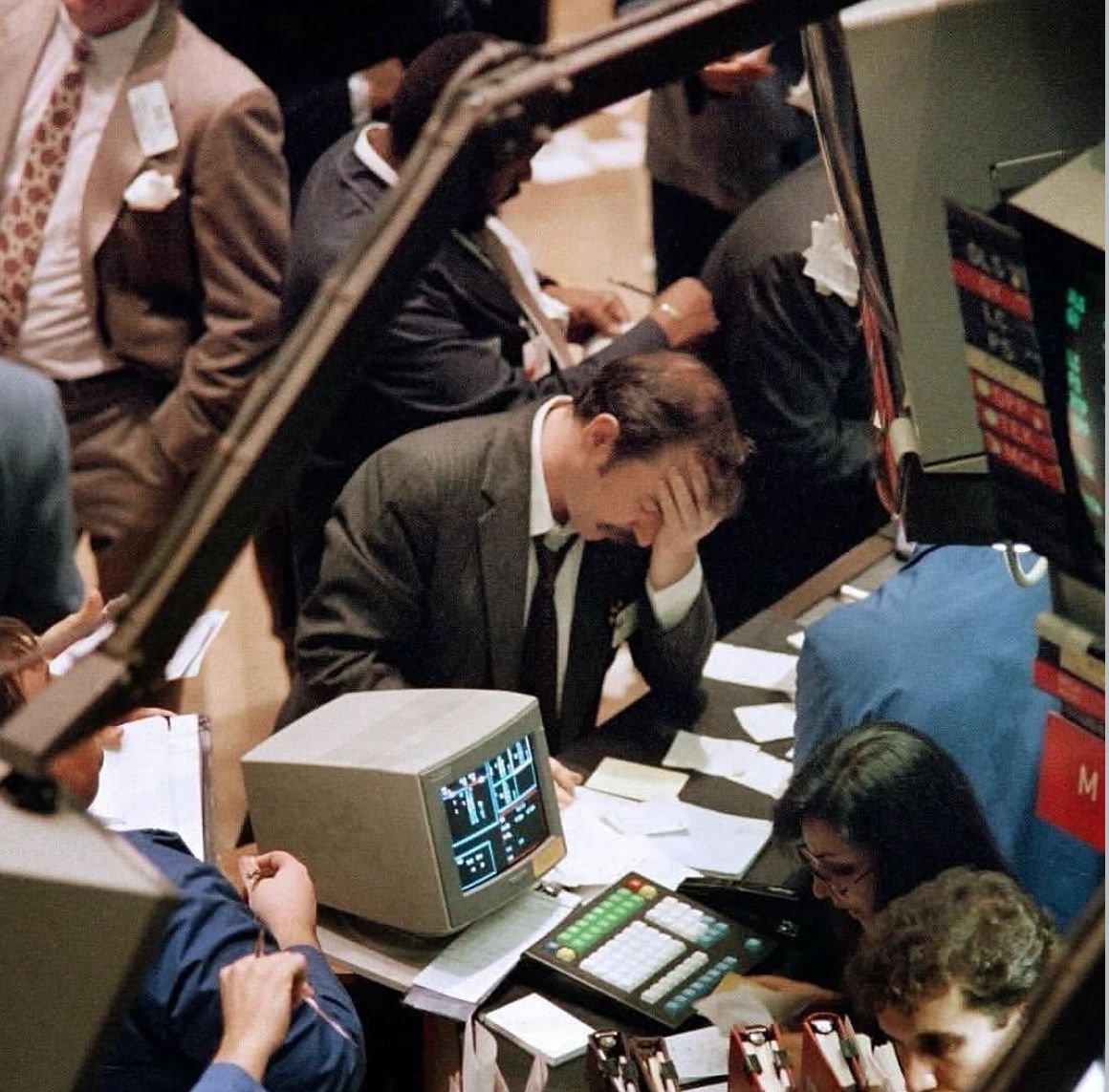 RoundtableSpace's tweet image. PHOTOS FROM BLACK MONDAY 1987
ONE OF THE WORST STOCK MARKET CRASHES IN HISTORY LOSSES WERE ESTIMATED TO BE $1.71 TRILLION
WILL WE SEE BLACK MONDAY 2.0?