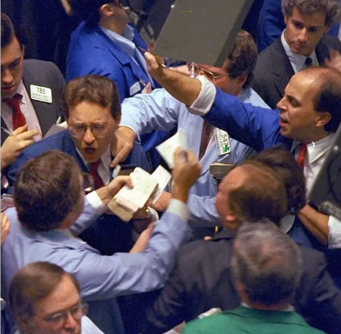 RoundtableSpace's tweet image. PHOTOS FROM BLACK MONDAY 1987
ONE OF THE WORST STOCK MARKET CRASHES IN HISTORY LOSSES WERE ESTIMATED TO BE $1.71 TRILLION
WILL WE SEE BLACK MONDAY 2.0?
