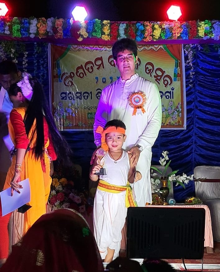 Manasmita35's tweet image. ଗଣବେଶ ପିନ୍ଧା ବିଭାଗରେ ଭଗନେଇ ପ୍ରଥମ ସ୍ଥାନ ଅଧିକାର କରିଥିବାରୁ ଧନ ତୋତେ ଶୁଭେଚ୍ଛା ଓ ଅଭିନନ୍ଦନ.. 💐💐💐
#schoolfunction