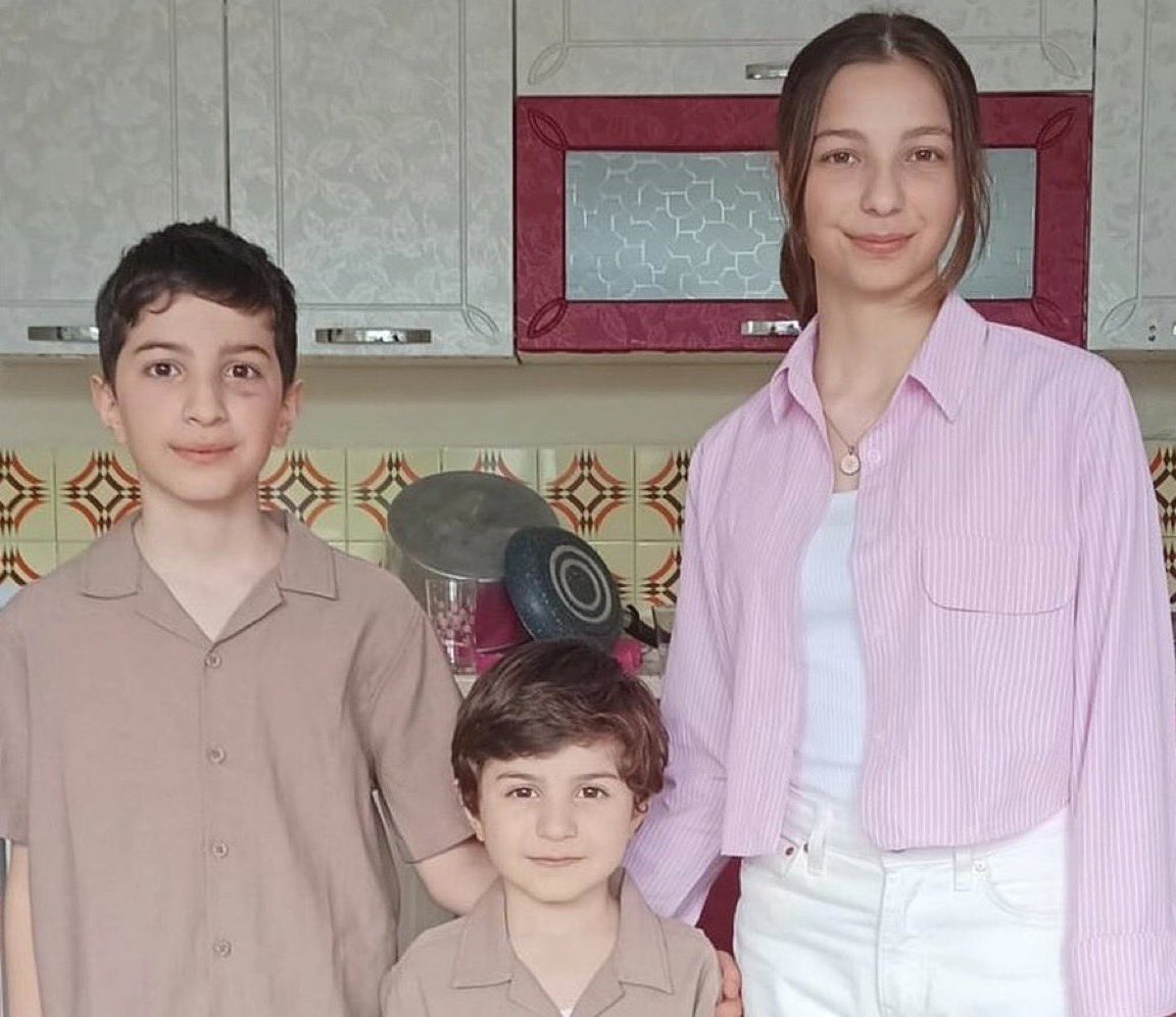En sağdaki kızımız 14 yaşında. İsmi Sümeyra. Anneleri cezaevinde olduğu için kardeşlerine hem annelik hem ablalık yapıyormuş. 14 yaşındaki Sümeyra dün gece uyurken ağır epilepsi nöbeti geçirip vefat etmiş. Çocuklar şimdi bir de ablasız kalmış. İç yakıcı, yürek burkucu. Tam