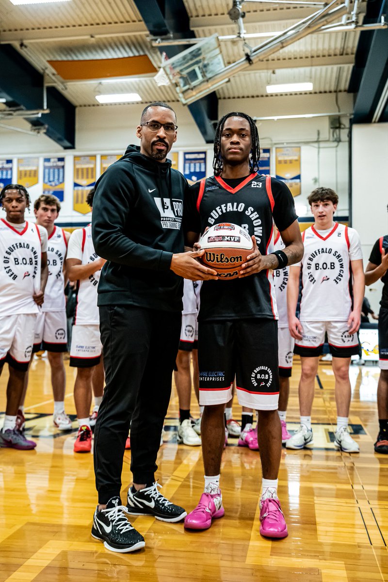 BOBShowcase716's tweet image. The athletes who is tile the show!
Here’s our Showcase MVPs! They each got to go home with a commemorative basketball to celebrate their performance!
📸 by Mayfield Media
Azriel - 16 pts
Skylar - 33 pts
Nakyhi - 21 pts
Jerome - 15 Pts pts