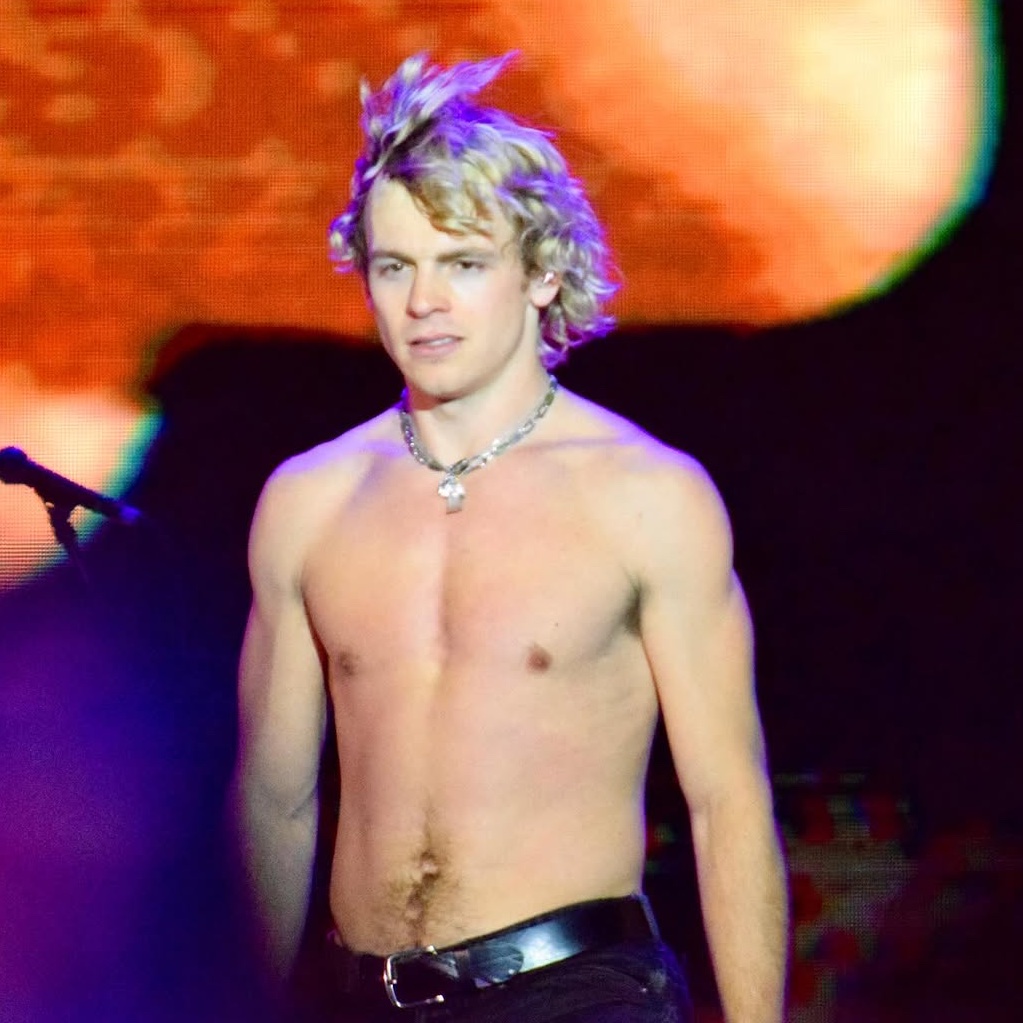 DailyRoss's tweet photo. .@RossLynch on stage with an R5 Mexico hat at the Tecate Pal Norte music festival in Monterrey, Mexico - April 5 🇲🇽 #tecatepalnorte2025  #TecatePalNorte 

📸: canal53uanl / gioisnotcool on Instagram https://t.co/rt2zCBnNUw