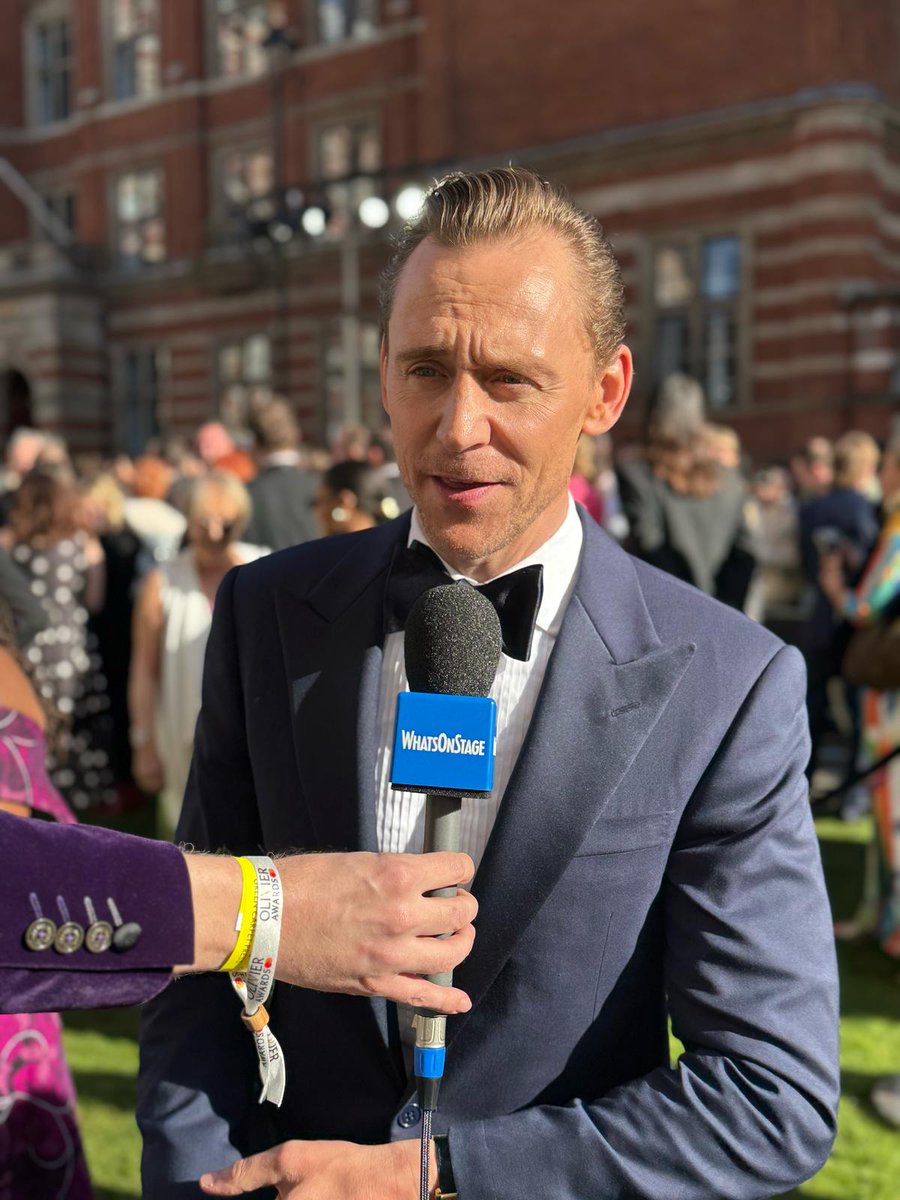 bestoftwh's tweet photo. 📸NEW| Tom Hiddleston arrives at the Olivier Awards. https://t.co/cqstSJF9kO