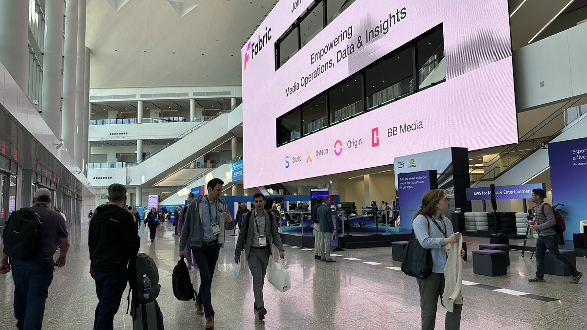 TPS_Films's tweet image. NAB SHOW。開場と同時に入るぜ！って早起きして9時に着いたんですが、まだ入れませんでした…。

「どのバッジなら入れるの？」

「えーと…なんだっけ？それじゃないやつ」