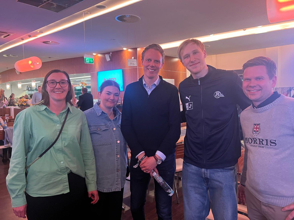 Fin arena och grym stämning när vi besökte <a href="/thw_handball/">THW Kiel</a> med kollegor. Spelarna kom och minglade efter matchen. 🤾#studiebesök