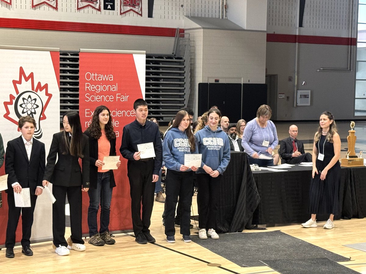 Félicitations aux élèves de la Concentration scientifique STIM de la 9 à la 12e année et du programme Sam'Enrichit de la 8e année qui ont représenté le collège avec brio à l'Expo-sciences régionale d’Ottawa 🔬🔭🧪🧫

Bravo à tous nos Lasers qui se sont démarqués 👏