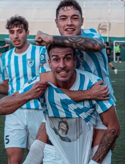 DSportsRadio's tweet photo. "Me perdí la final del Mundial por jugar un partido, no lo podía creer.

Yo tengo una remera de Diego (Maradona) que me da suerte y me la puse abajo ese día. Hice un gol unos minutos antes del gol de Messi.

Me quería morir por no poder ver el partido, pero terminó siendo un día soñado".

Hernán Zazas, futbolista argentino de La Fiorita 1967 de San Marino, en #FútbolConEscalas por DSPORTS Radio FM 103.1, #ElSonidoDelDeporte 📻