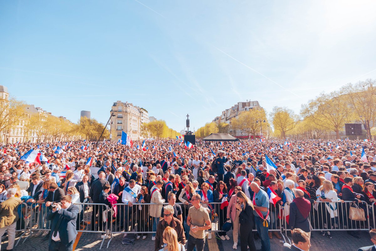 J_Bardella's tweet image. « Soyons fermes, purs et fidèles : au bout de nos peines, il y a la plus grande gloire du monde : celle des hommes qui n’ont jamais cédé. » Ainsi parlait le Général de Gaulle. 

Alors face à l'injustice, ne cédons rien : je compte sur vous ! #SauvonsLaDémocratie