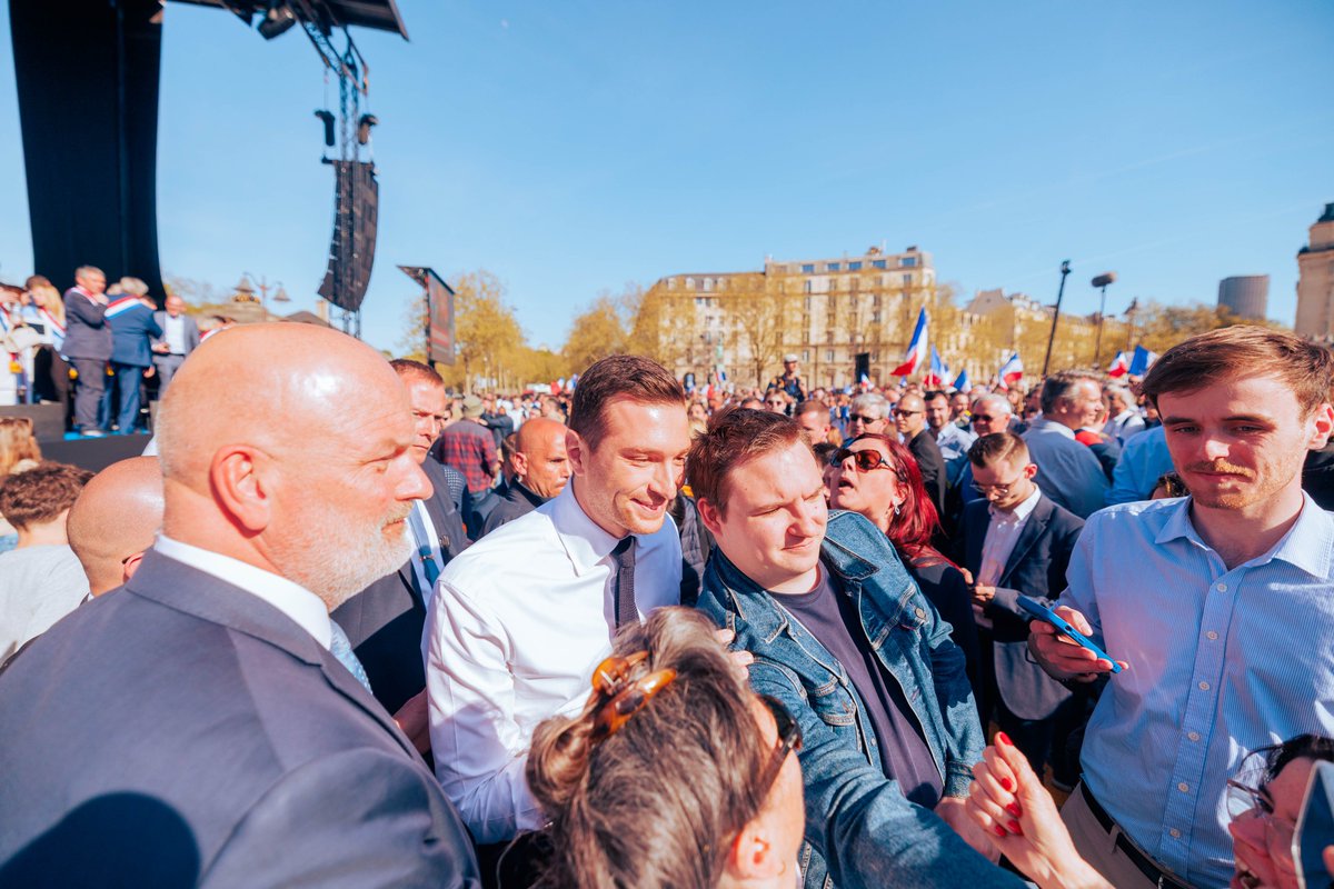J_Bardella's tweet image. « Soyons fermes, purs et fidèles : au bout de nos peines, il y a la plus grande gloire du monde : celle des hommes qui n’ont jamais cédé. » Ainsi parlait le Général de Gaulle. 

Alors face à l'injustice, ne cédons rien : je compte sur vous ! #SauvonsLaDémocratie