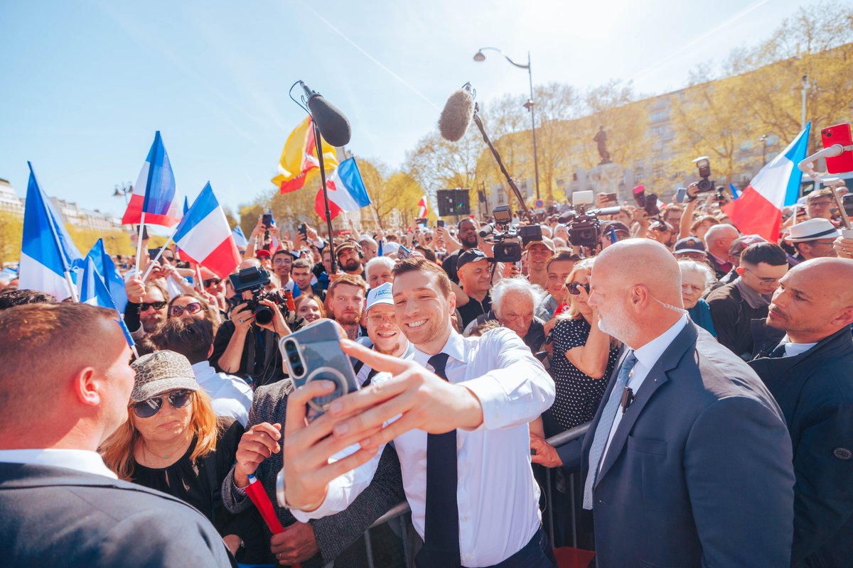 J_Bardella's tweet image. « Soyons fermes, purs et fidèles : au bout de nos peines, il y a la plus grande gloire du monde : celle des hommes qui n’ont jamais cédé. » Ainsi parlait le Général de Gaulle. 

Alors face à l'injustice, ne cédons rien : je compte sur vous ! #SauvonsLaDémocratie