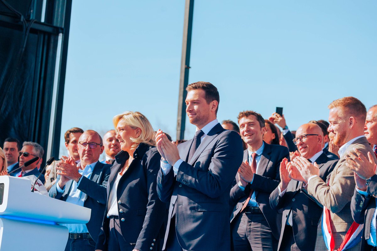 J_Bardella's tweet image. « Soyons fermes, purs et fidèles : au bout de nos peines, il y a la plus grande gloire du monde : celle des hommes qui n’ont jamais cédé. » Ainsi parlait le Général de Gaulle. 

Alors face à l'injustice, ne cédons rien : je compte sur vous ! #SauvonsLaDémocratie