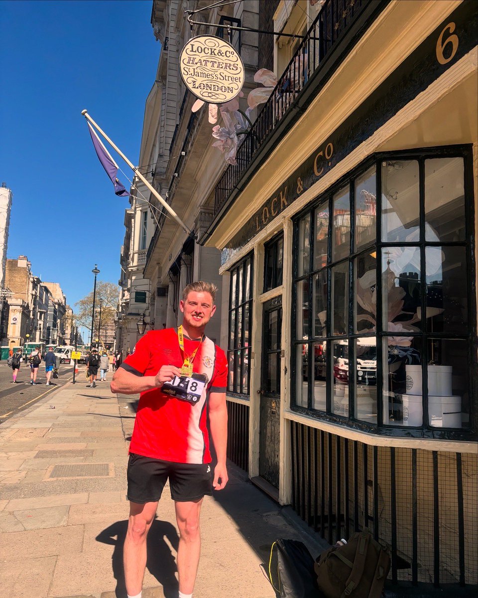 HarryMetcalfe4's tweet photo. @LutonTown shirt out for the London Half Marathon. Crowd kept telling me we’re staying up😄 #COYH https://t.co/uGsAH5D7HC