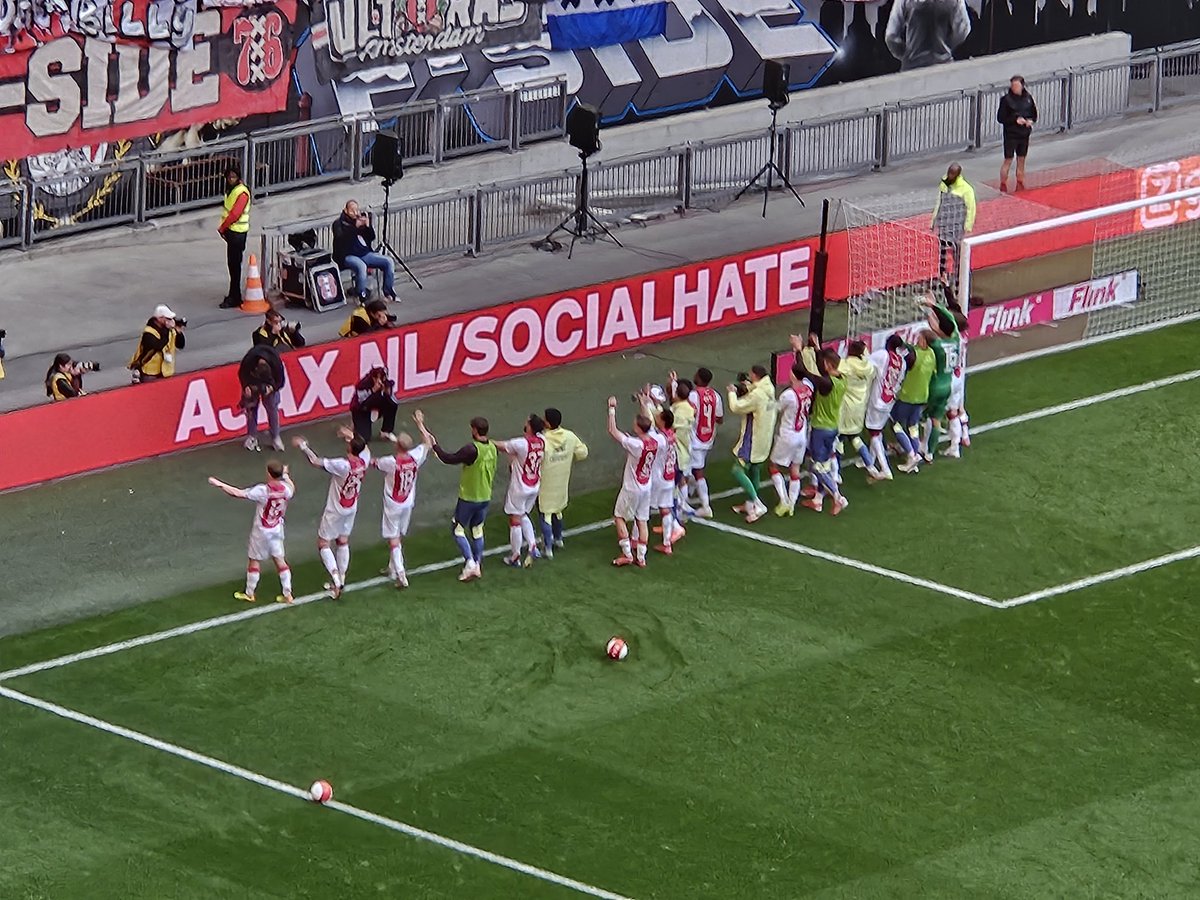 jacquelineajax's tweet image. Nog 6 wedstrijden te gaan ❌️❌️❌️

#Ajax 🤍❤️🤍

#ajanac