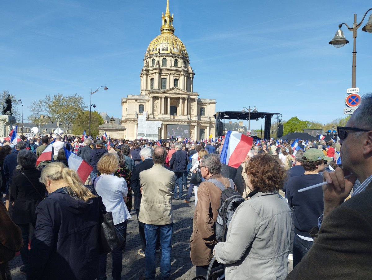 Le drapeau symbolise bien les causes pour lesquelles on se bat. Sur le meeting #LFI flottaient les drapeaux palestiniens, chez #Attal les drapeaux européens. Place #Vauban, la foule était constellée de drapeaux français. CQFD.