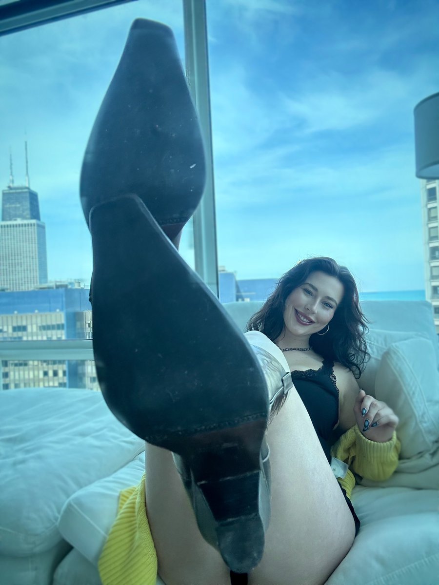 where are my feet kings? who needs feet pics in dm?😄✨