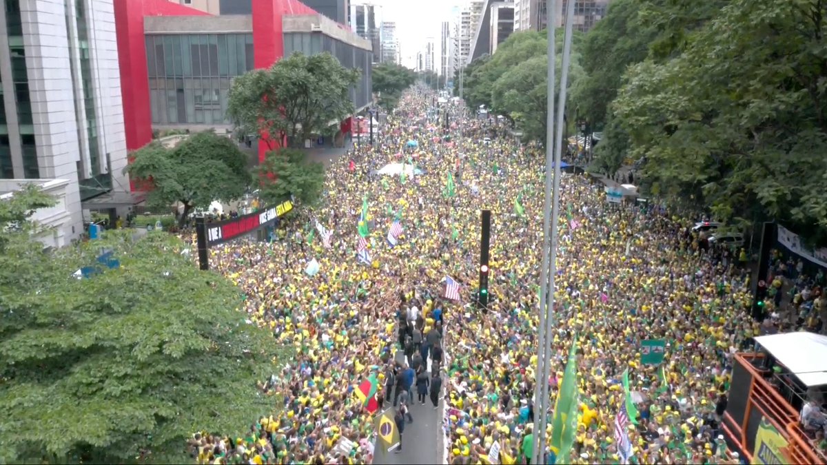 Chupa, Boulos! Vai ter anistia! Imagem de agora na avenida Paulista.