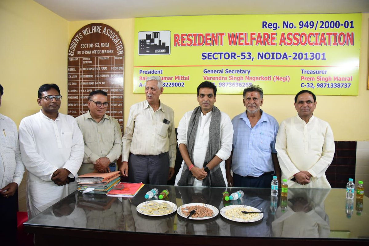 नोएडा सेक्टर-53 में जनसंवाद कार्यक्रम के अन्तर्गत स्थानीय RWA पदाधिकारियों के साथ सेक्टरवासियों की समस्याओं और सेक्टर के विकास कार्यों को लेकर विस्तृत चर्चा की। समस्याओं का शीघ्र समाधान करने के लिए संबंधित विभागों को निर्देशित किया। 
#जनसंवाद_नोएडा