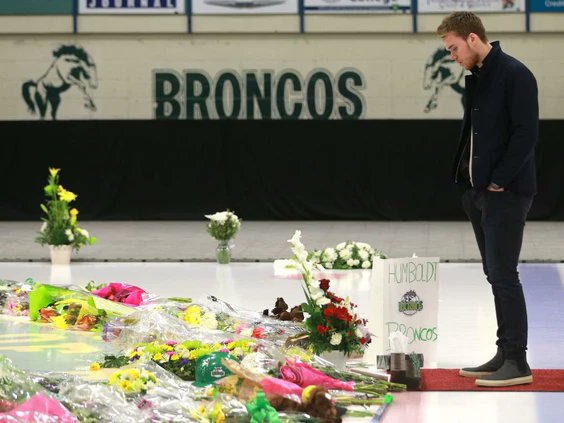NHL star Connor McDavid visits Humboldt to pay respects
Attempting to fly under the radar, McDavid wanted 
to "try to put some smiles on some faces"

thestarphoenix.com/news/local-new…

As Humboldt grieves, McDavid pays a visit 
to 'try to help them any way we can'

thestarphoenix.com/news/local-new…