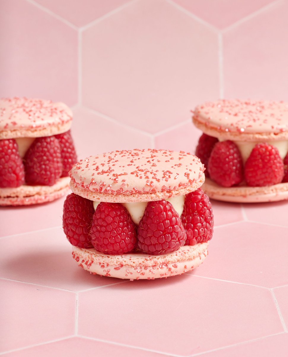 🍋💖 Get ready for a burst of flavor! Our Raspberry Lemon Macaron is here to brighten your day with a zesty twist! 🌟💗