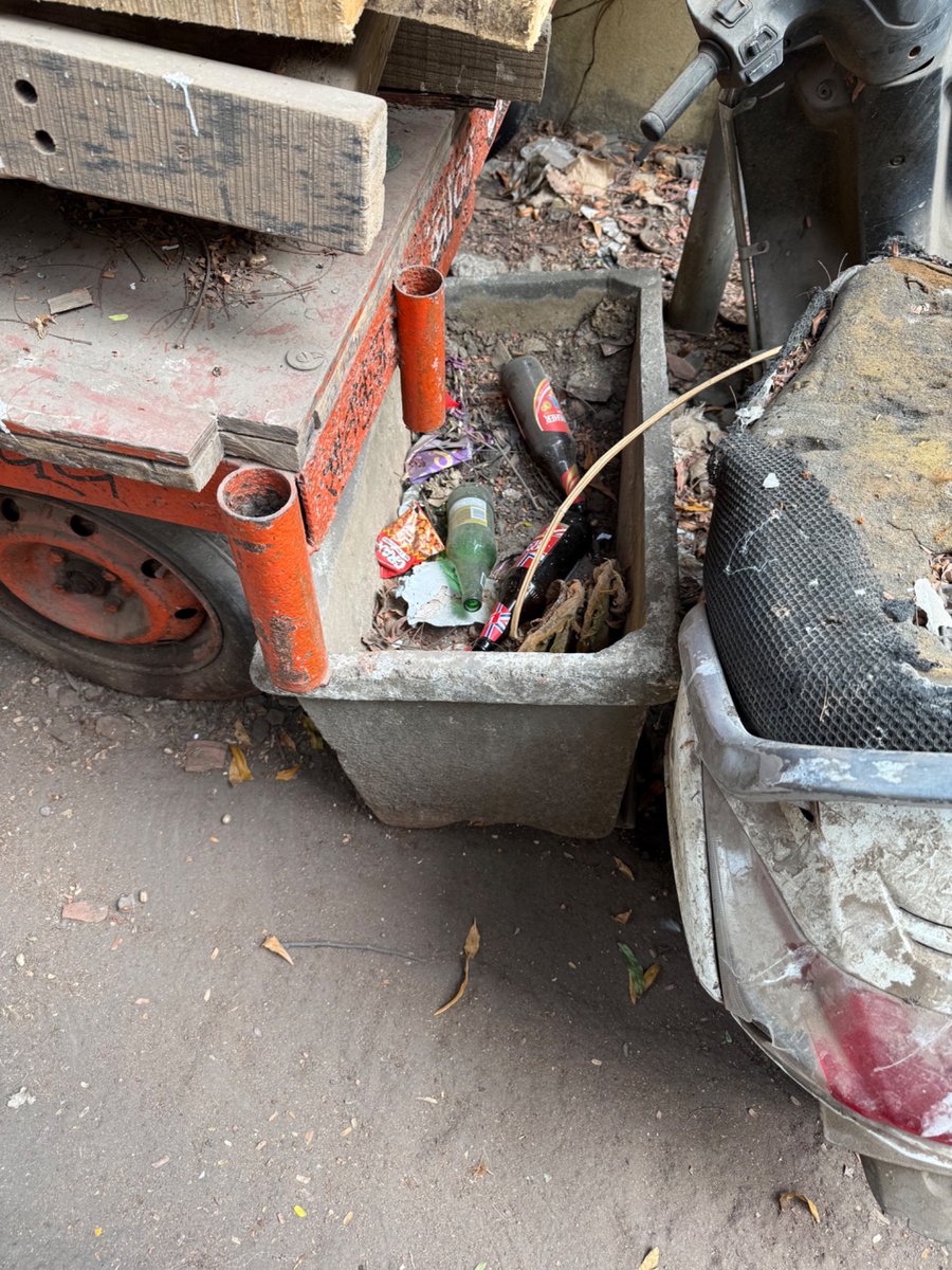 TriptiM6's tweet photo. @mybmc 3rd road Santacruz East Lane opp Union Bank…has become a dumping ground for out of use autos/bikes which serve as bars at sunset..there were 2 huge Gulmohar trees here which I believe were cut down and not replaced..plz remove this filth and clear the road.@SardesaiVarun https://t.co/O9vXOPX9nm