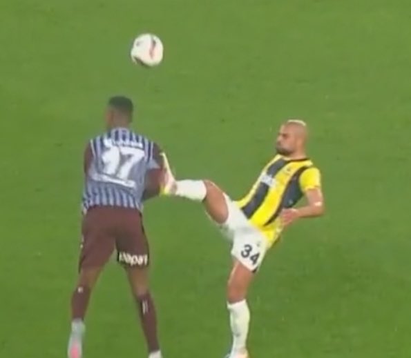 Olmayan penaltı pozisyonunda 2 dakika boyunca VAR’ı devreye sokanlar  ŞU POZİSYONDA VAR’ı devreye sokmadılar ve DİREKT KIRMIZI KART VERİLMEDİ!

Allah belanızı versin <a href="/TFF_Org/">TFF</a>