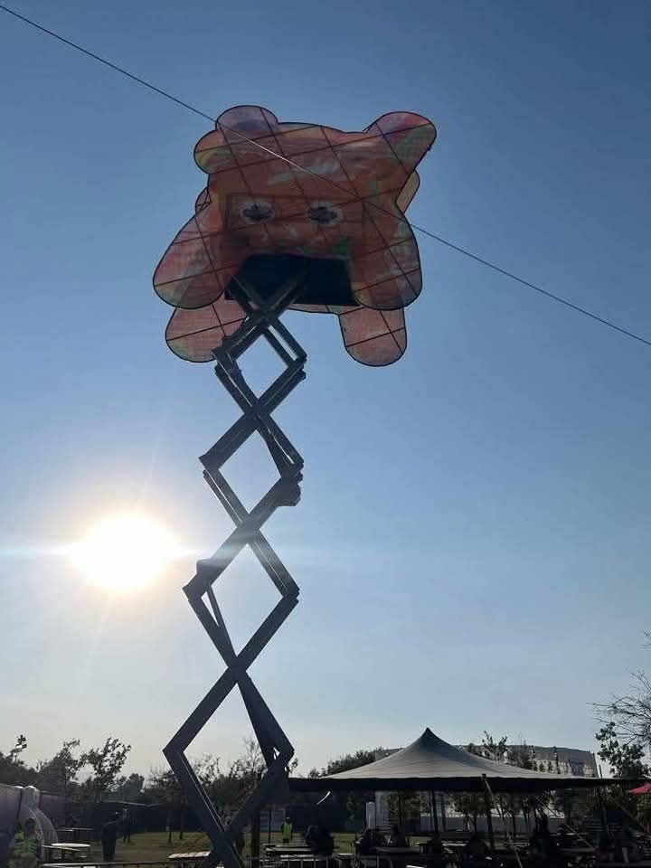 Polemista's tweet photo. Sí es como de #DestinoFinal que vas a hacer tu chamba al Axe Ceremonia en el Parque Bicentenario y te caiga esta madre encima y te mate.

❌⤵️ Viendo con atención, se ve muy endeble esa plataforma de tijera. Fue una irresponsabilidad de los organizadores. https://t.co/Pe9ookjyTL