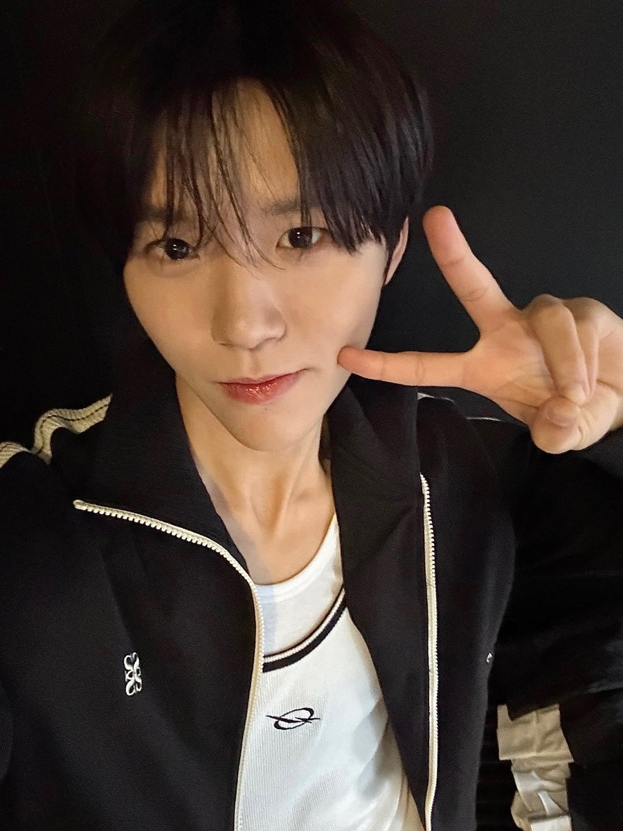Cute and casual, I'm here  to brighten your day! The black and white look and peace sign pose perfectly capture my laid-back charm. ✌🏻🖤