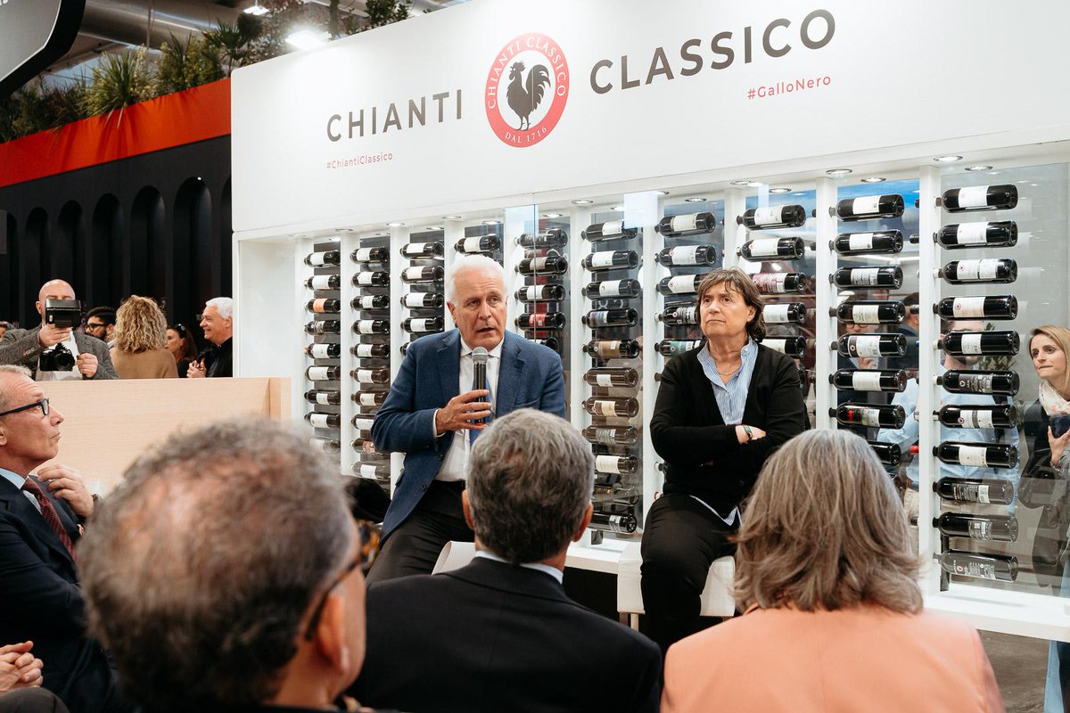 Allo stand del Chianti Classico è stato annunciato oggi dal Presidente Giani e dalla Vicepresidente Saccardi un piano da 12 milioni di euro per promuovere il vino toscano negli USA 🇺🇸.