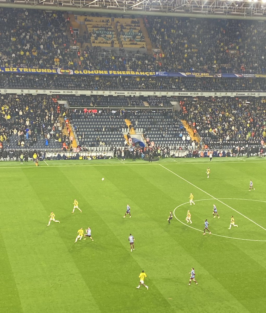 Bu maçı kazansak da, şampiyon olsak da bir gerçek var; kaybolan ruhumuz. 

Çıkış tünelinin üstünden kabus gibi rakibin üstüne çöktüğümüz, rakibin ısınmaya zor çıktığı, hocaların kulübeden kafalarını çıkartamadığı günlerden fotoğraftaki günlere. Çok yazık.