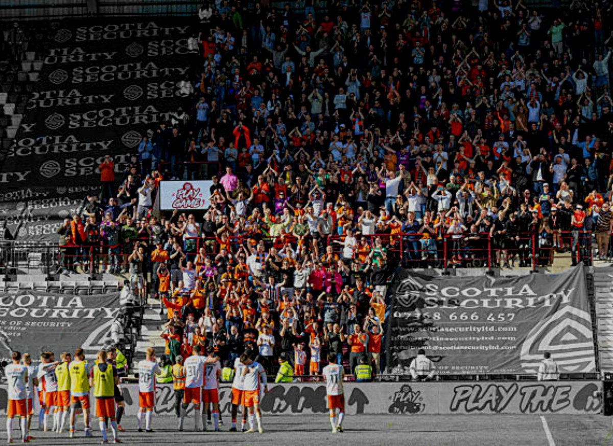 Around 700 shed faithful out singing 18000 jambos.